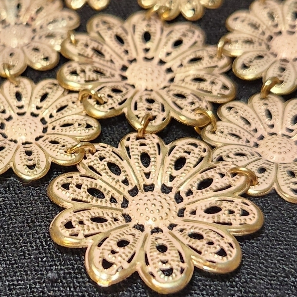Elegant Metal Pink and Rose Gold Tone Flower Necklace🌺 - Picture 5 of 7